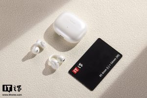 【IT之家开箱】vivo Buds Clip 月光白图赏：贝母纹理点缀，vivo 首款耳夹式真无线耳机