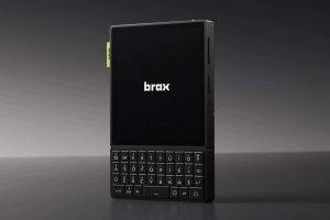 独特形态全键盘手机 Brax Wink 亮相：主打一键保护隐私和模块化设计