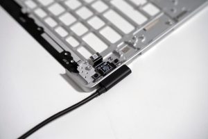 全球首款内置磁吸 USB-C 接口：微软调整 0.7 毫米磁铁位置，让 Surface 充电实现“自动泊车”